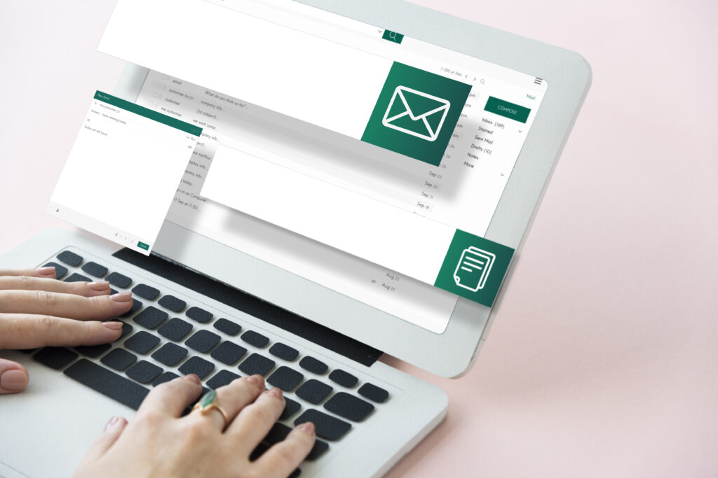 Computador com caixas de e-mail simbolizando um Freelancer em Marketing Digital a trabalhar o E-mail Marketing.