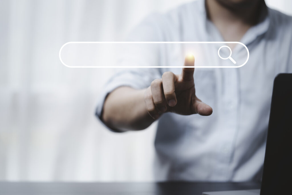 Pessoa a clicar em caixa de pesquisa, simbolizando o trabalho de SEO de um Freelancer em Marketing Digital