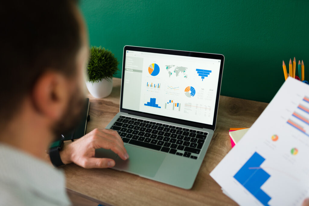 Freelancer em Marketing Digital com computador a trabalhar em analytics