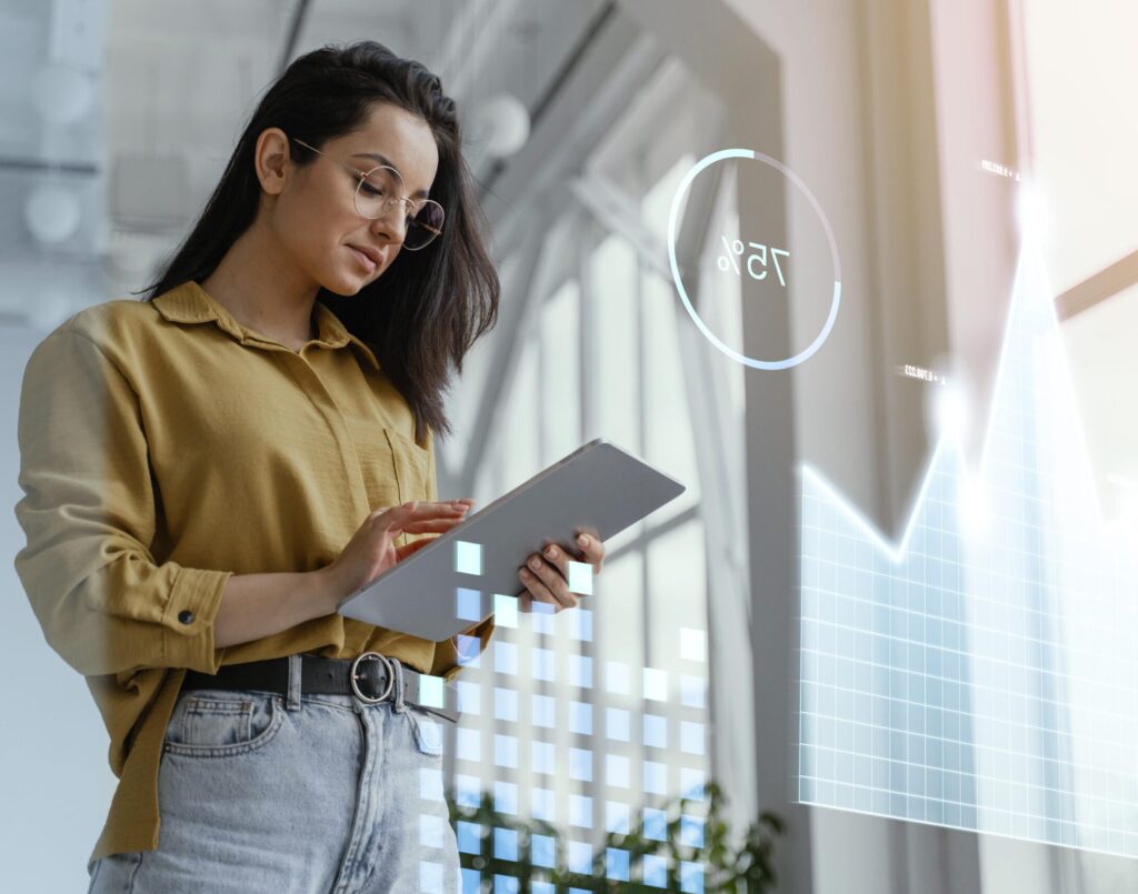 consultora-de-marketing-digital-com-tablet Mulher com tablet e gráficos, consultora de marketing digital